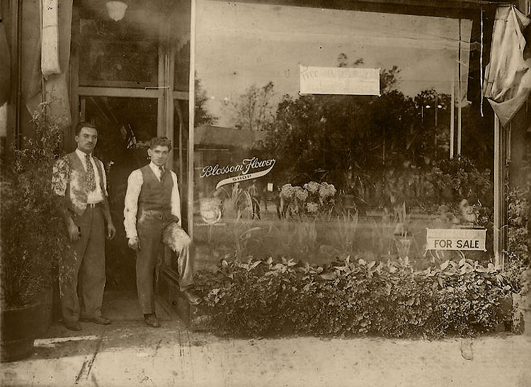 An outdoor display of the latest bouquets, fresh and ready, circa 1930